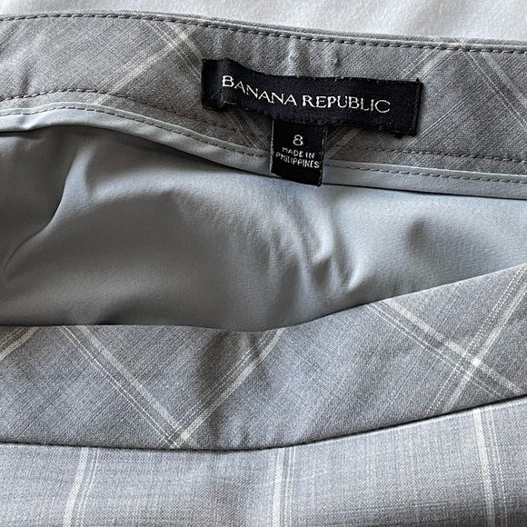 Banana Republic Below Knee Pencil Skirt in Gray (size 8) - Picture 6 of 8